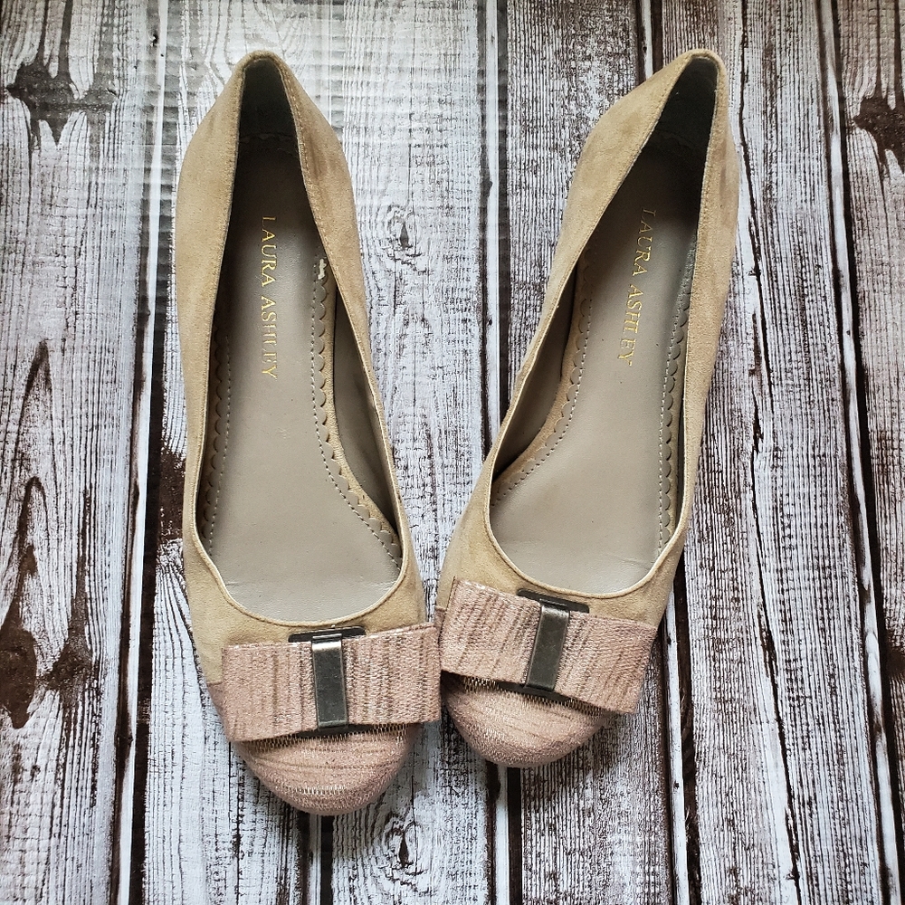 Laura Ashley Cream Suede Metallic Bow Flats 6.5